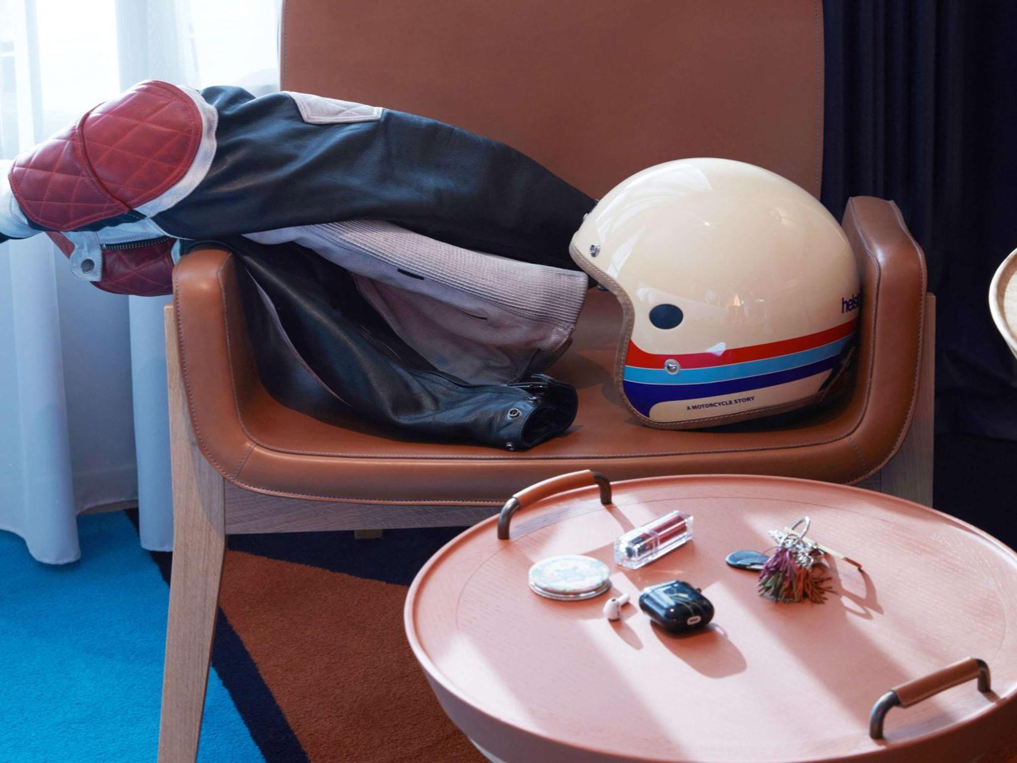 So/ Paris Hotel Eksteriør bilde A jet helmet