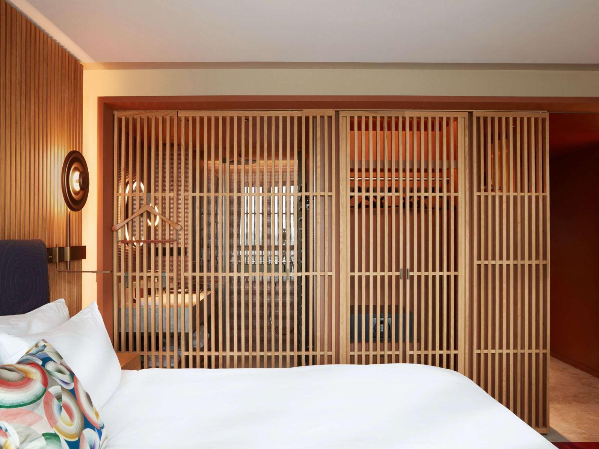 So/ Paris Hotel Eksteriør bilde A room at the hotel
