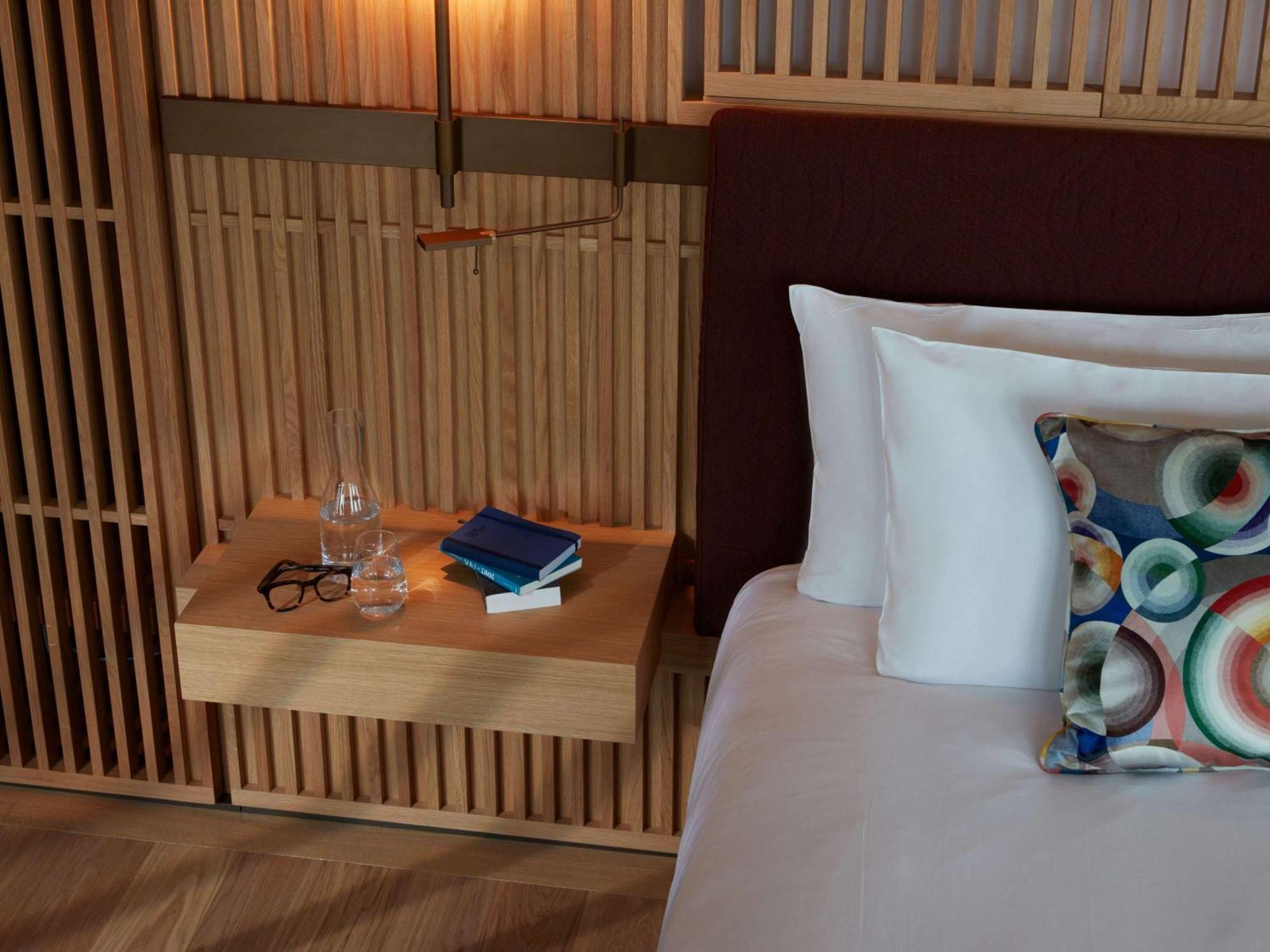 So/ Paris Hotel Eksteriør bilde A bedside table