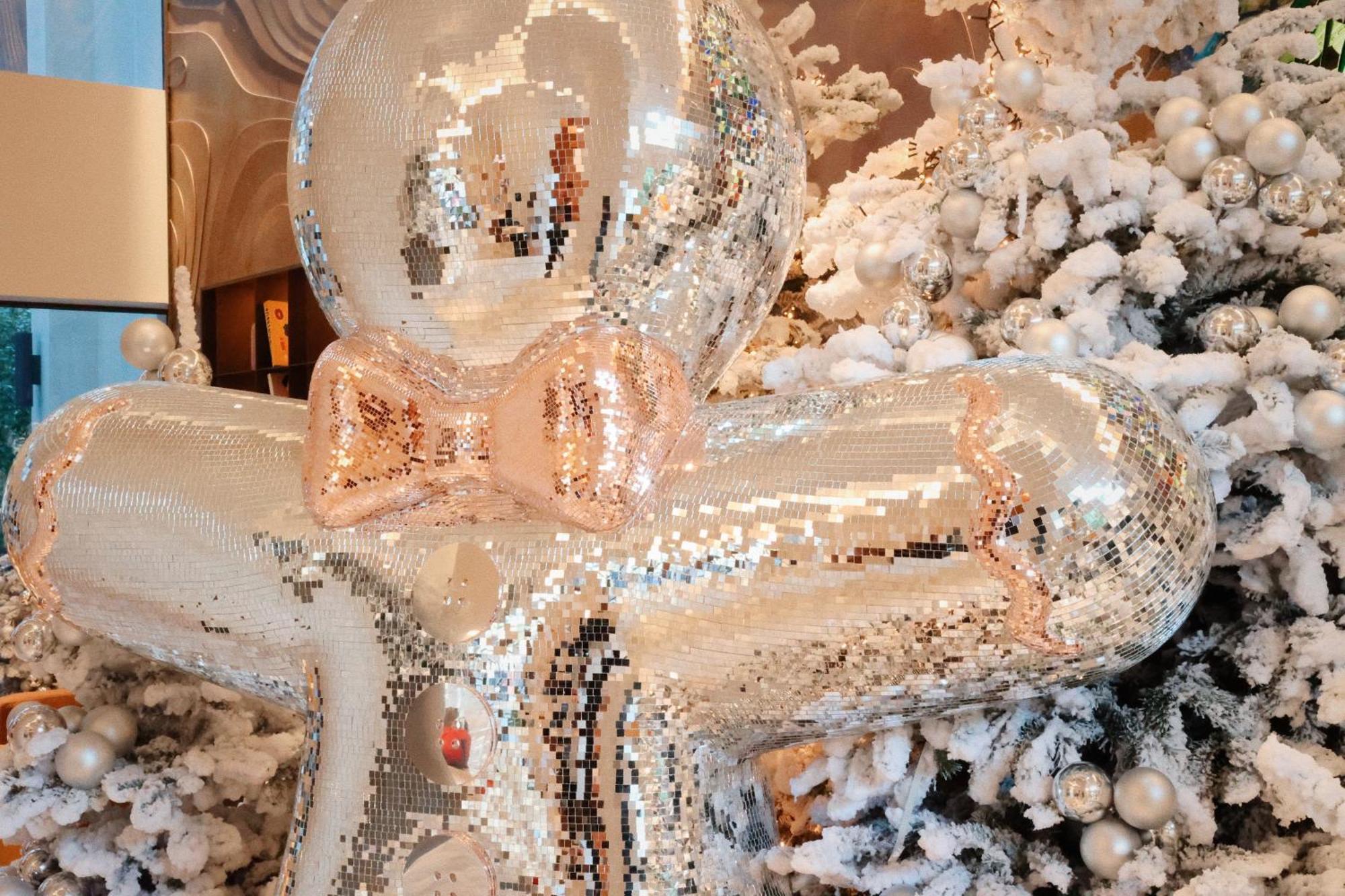 So/ Paris Hotel Eksteriør bilde A Christmas tree decorated with white and silver ornaments