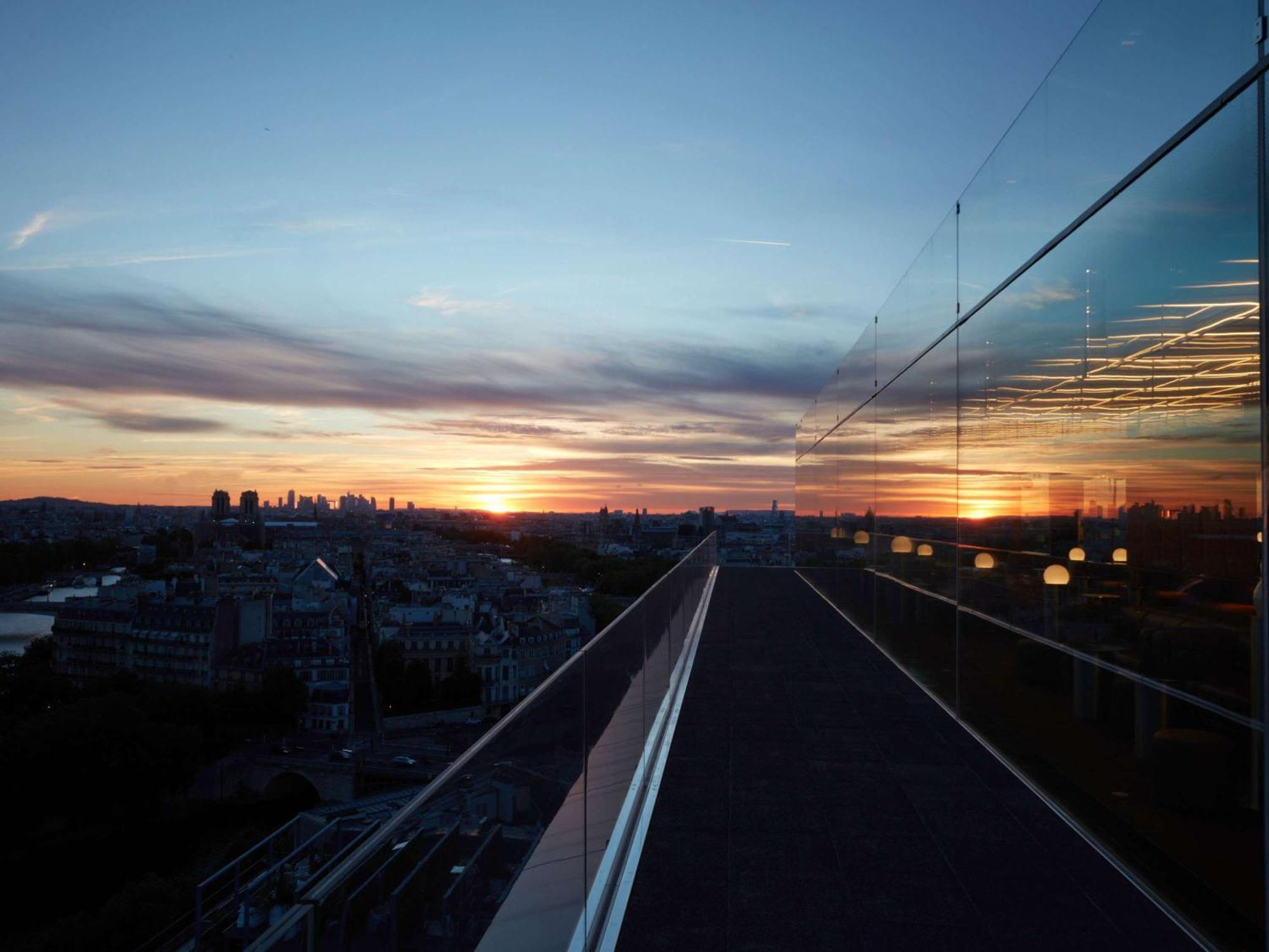 So/ Paris Hotel Eksteriør bilde Sunset over the tracks